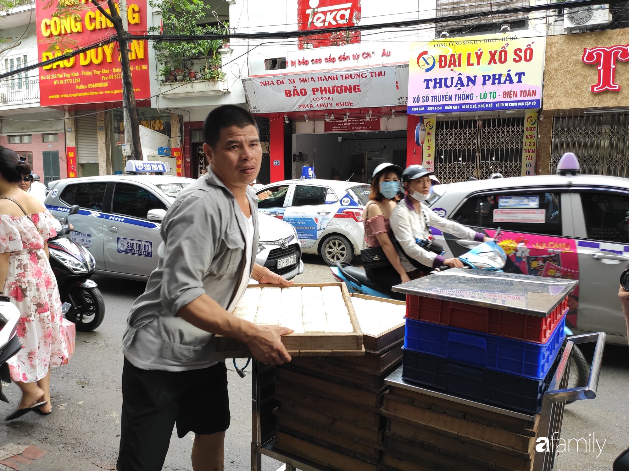 Sát ngày Rằm tháng 8, các tiệm bánh Trung thu cổ truyền tấp nập khách hàng mua bán, xếp hàng dài từ sáng sớm - 2 Sát ngày Rằm tháng 8, các tiệm bánh Trung thu cổ truyền tấp nập khách hàng mua bán, xếp hàng dài từ sáng sớm - 2