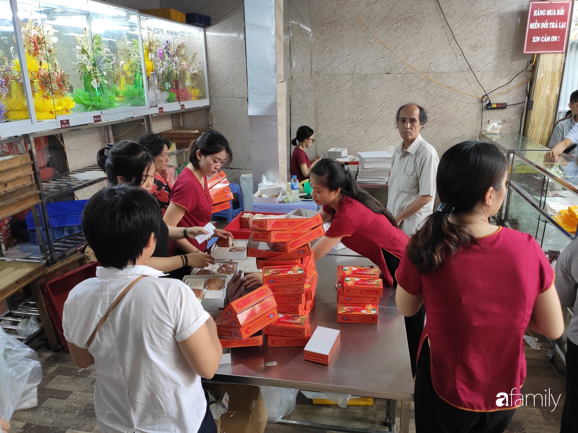 Sát ngày Rằm tháng 8, các tiệm bánh Trung thu cổ truyền tấp nập khách hàng mua bán, xếp hàng dài từ sáng sớm - 1 Sát ngày Rằm tháng 8, các tiệm bánh Trung thu cổ truyền tấp nập khách hàng mua bán, xếp hàng dài từ sáng sớm - 1