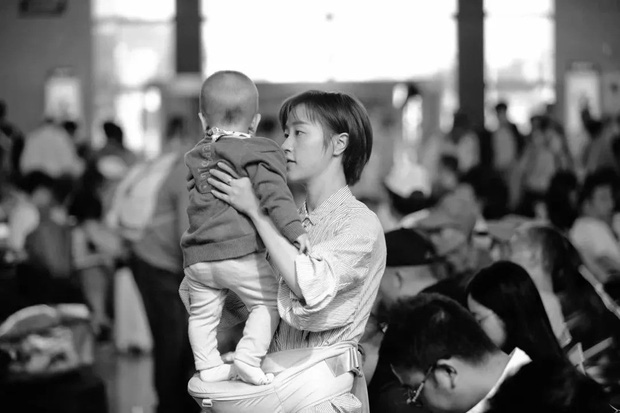 Nhà văn Anh ví việc mang thai như 'một cái bẫy', phụ nữ đã bước vào sẽ không thể thoát ra và trải nghiệm được mất sau khi làm mẹ - 1 Nhà văn Anh ví việc mang thai như 'một cái bẫy', phụ nữ đã bước vào sẽ không thể thoát ra và trải nghiệm được mất sau khi làm mẹ - 1