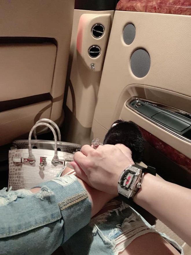 Vợ cả Minh Nhựa: Mặc đồ 'tém' hơn nhưng chẳng hề thua cô vợ 2 về độ sang chảnh, cá tính - 9 Vợ cả Minh Nhựa: Mặc đồ 'tém' hơn nhưng chẳng hề thua cô vợ 2 về độ sang chảnh, cá tính - 9