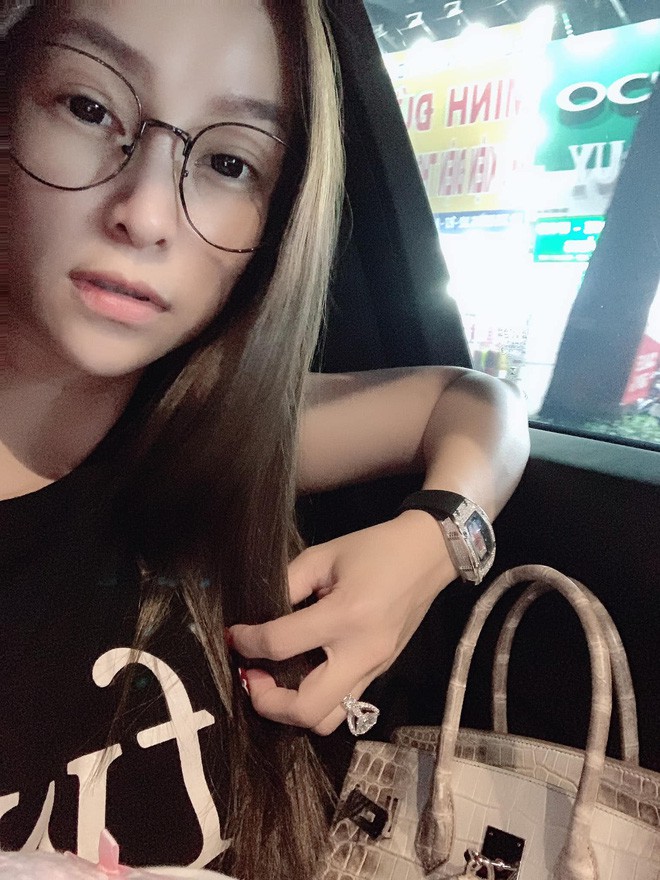 Vợ cả Minh Nhựa: Mặc đồ 'tém' hơn nhưng chẳng hề thua cô vợ 2 về độ sang chảnh, cá tính - 12 Vợ cả Minh Nhựa: Mặc đồ 'tém' hơn nhưng chẳng hề thua cô vợ 2 về độ sang chảnh, cá tính - 12
