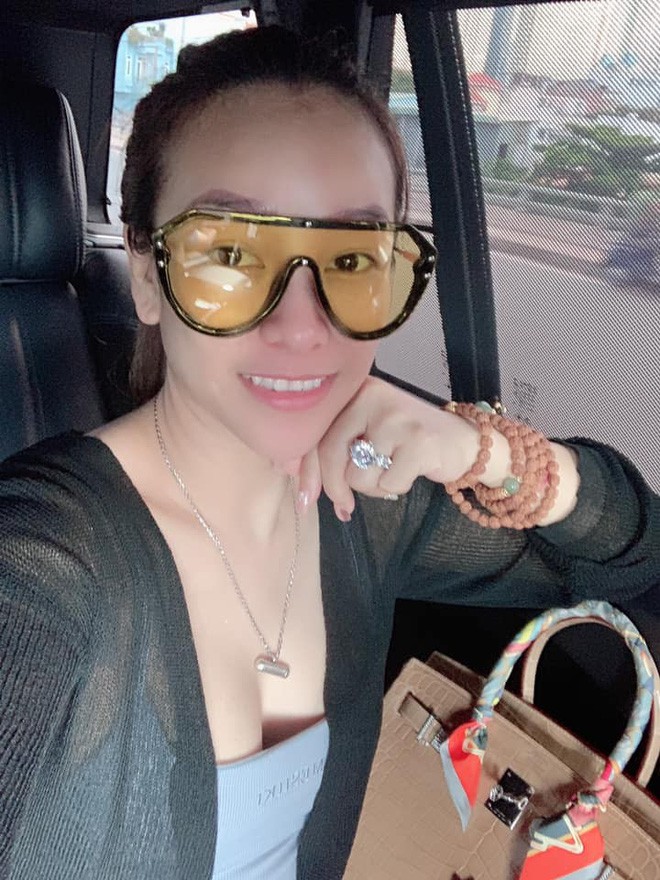 Vợ cả Minh Nhựa: Mặc đồ 'tém' hơn nhưng chẳng hề thua cô vợ 2 về độ sang chảnh, cá tính - 13 Vợ cả Minh Nhựa: Mặc đồ 'tém' hơn nhưng chẳng hề thua cô vợ 2 về độ sang chảnh, cá tính - 13