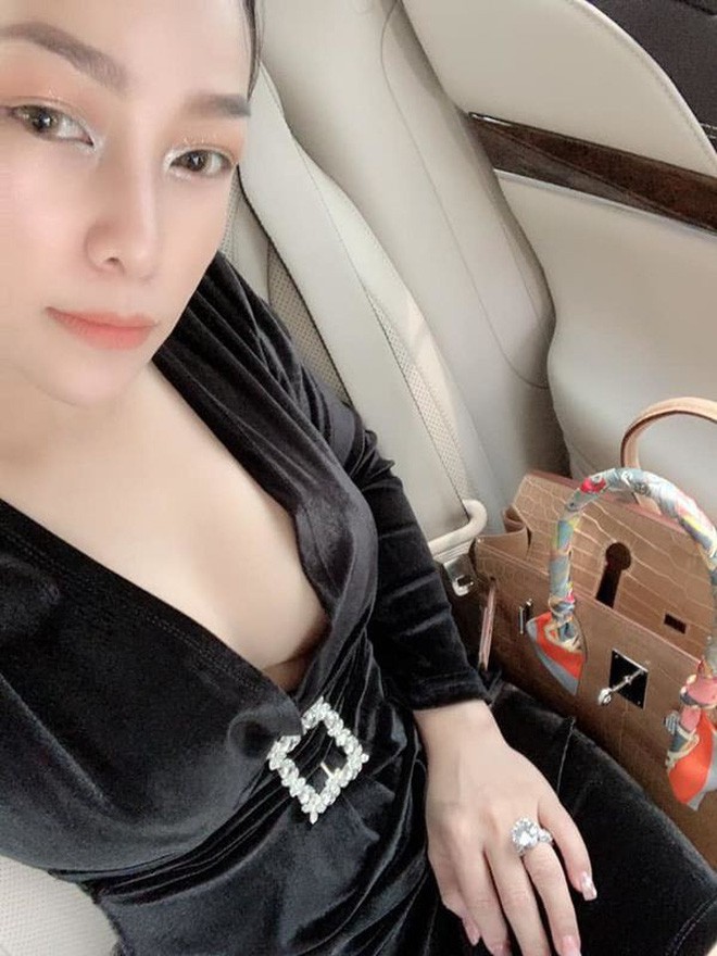 Vợ cả Minh Nhựa: Mặc đồ 'tém' hơn nhưng chẳng hề thua cô vợ 2 về độ sang chảnh, cá tính - 1 Vợ cả Minh Nhựa: Mặc đồ 'tém' hơn nhưng chẳng hề thua cô vợ 2 về độ sang chảnh, cá tính - 1