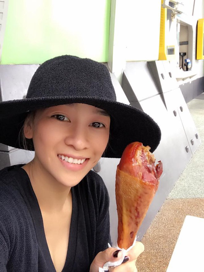 Vợ cả Minh Nhựa: Mặc đồ 'tém' hơn nhưng chẳng hề thua cô vợ 2 về độ sang chảnh, cá tính - 2 Vợ cả Minh Nhựa: Mặc đồ 'tém' hơn nhưng chẳng hề thua cô vợ 2 về độ sang chảnh, cá tính - 2