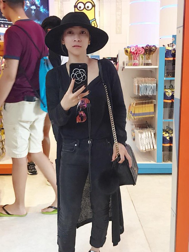 Vợ cả Minh Nhựa: Mặc đồ 'tém' hơn nhưng chẳng hề thua cô vợ 2 về độ sang chảnh, cá tính - 4 Vợ cả Minh Nhựa: Mặc đồ 'tém' hơn nhưng chẳng hề thua cô vợ 2 về độ sang chảnh, cá tính - 4