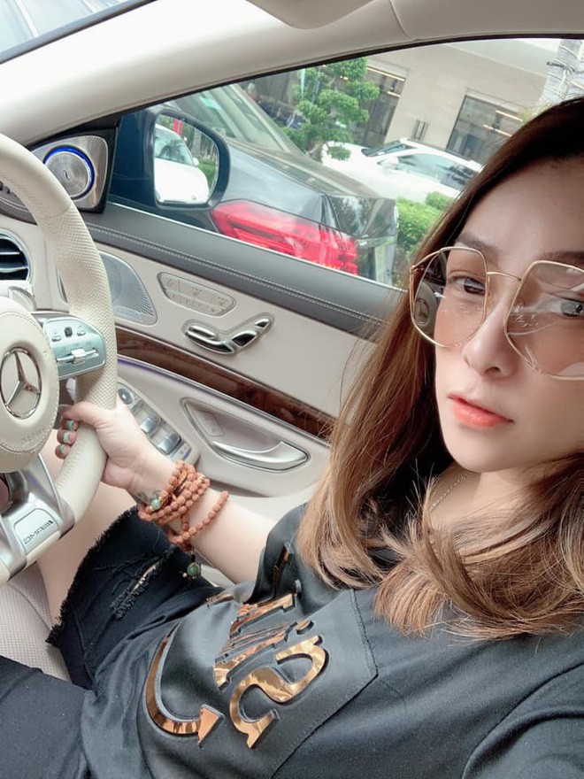 Vợ cả Minh Nhựa: Mặc đồ 'tém' hơn nhưng chẳng hề thua cô vợ 2 về độ sang chảnh, cá tính - 6 Vợ cả Minh Nhựa: Mặc đồ 'tém' hơn nhưng chẳng hề thua cô vợ 2 về độ sang chảnh, cá tính - 6