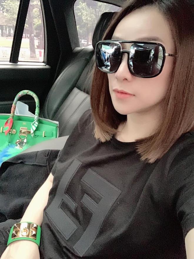 Vợ cả Minh Nhựa: Mặc đồ 'tém' hơn nhưng chẳng hề thua cô vợ 2 về độ sang chảnh, cá tính - 7 Vợ cả Minh Nhựa: Mặc đồ 'tém' hơn nhưng chẳng hề thua cô vợ 2 về độ sang chảnh, cá tính - 7
