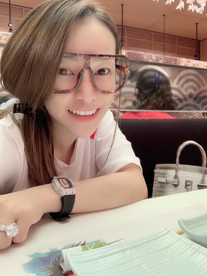 Vợ cả Minh Nhựa: Mặc đồ 'tém' hơn nhưng chẳng hề thua cô vợ 2 về độ sang chảnh, cá tính - 8 Vợ cả Minh Nhựa: Mặc đồ 'tém' hơn nhưng chẳng hề thua cô vợ 2 về độ sang chảnh, cá tính - 8
