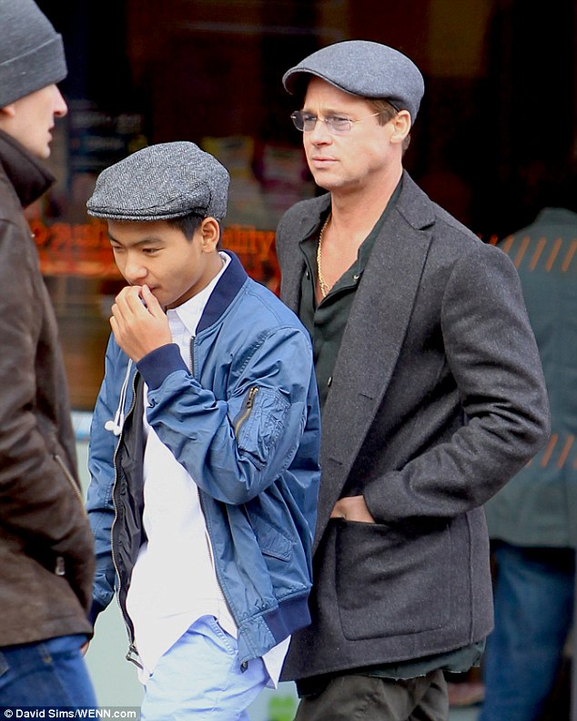 Phản ứng của cậu cả nhà Angelina Jolie khi được hỏi về mối quan hệ hiện tại với Brad Pitt sau vụ bị bố bạo hành trên máy bay - 1 Phản ứng của cậu cả nhà Angelina Jolie khi được hỏi về mối quan hệ hiện tại với Brad Pitt sau vụ bị bố bạo hành trên máy bay - 1