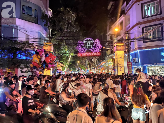 Biển người chôn chân ở phố bích họa Phùng Hưng, trẻ nhỏ hào hứng cùng bố mẹ đón Tết Trung thu - 17 Biển người chôn chân ở phố bích họa Phùng Hưng, trẻ nhỏ hào hứng cùng bố mẹ đón Tết Trung thu - 17