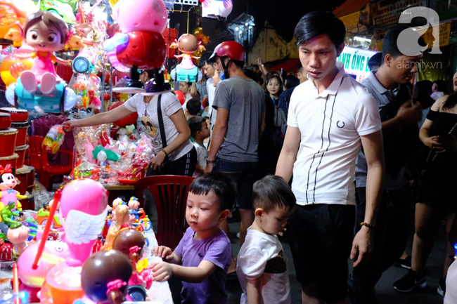 Biển người chôn chân ở phố bích họa Phùng Hưng, trẻ nhỏ hào hứng cùng bố mẹ đón Tết Trung thu - 33 Biển người chôn chân ở phố bích họa Phùng Hưng, trẻ nhỏ hào hứng cùng bố mẹ đón Tết Trung thu - 33