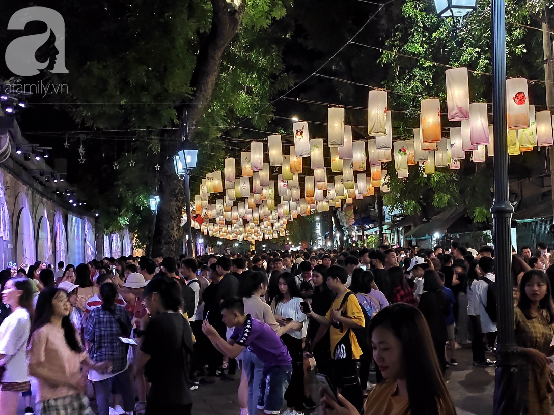 Biển người chôn chân ở phố bích họa Phùng Hưng, trẻ nhỏ hào hứng cùng bố mẹ đón Tết Trung thu Biển người chôn chân ở phố bích họa Phùng Hưng, trẻ nhỏ hào hứng cùng bố mẹ đón Tết Trung thu