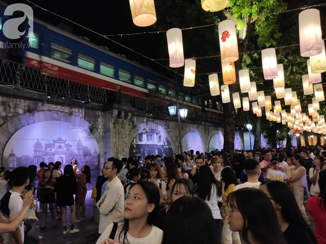 Biển người chôn chân ở phố bích họa Phùng Hưng, trẻ nhỏ hào hứng cùng bố mẹ đón Tết Trung thu - 6 Biển người chôn chân ở phố bích họa Phùng Hưng, trẻ nhỏ hào hứng cùng bố mẹ đón Tết Trung thu - 6