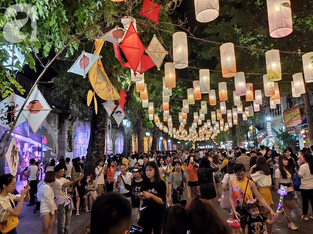 Biển người chôn chân ở phố bích họa Phùng Hưng, trẻ nhỏ hào hứng cùng bố mẹ đón Tết Trung thu - 1 Biển người chôn chân ở phố bích họa Phùng Hưng, trẻ nhỏ hào hứng cùng bố mẹ đón Tết Trung thu - 1