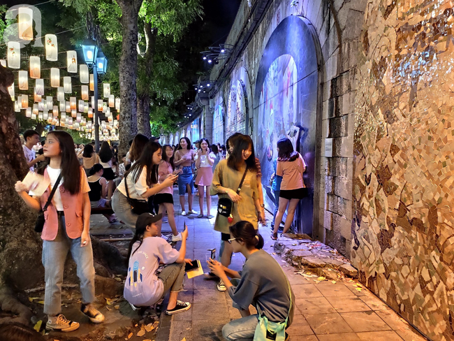 Biển người chôn chân ở phố bích họa Phùng Hưng, trẻ nhỏ hào hứng cùng bố mẹ đón Tết Trung thu - 7 Biển người chôn chân ở phố bích họa Phùng Hưng, trẻ nhỏ hào hứng cùng bố mẹ đón Tết Trung thu - 7