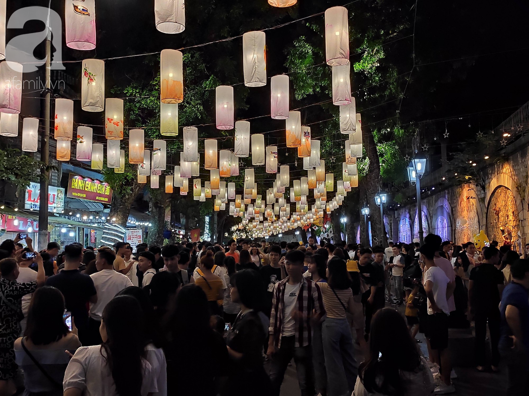 Biển người chôn chân ở phố bích họa Phùng Hưng, trẻ nhỏ hào hứng cùng bố mẹ đón Tết Trung thu - 3 Biển người chôn chân ở phố bích họa Phùng Hưng, trẻ nhỏ hào hứng cùng bố mẹ đón Tết Trung thu - 3
