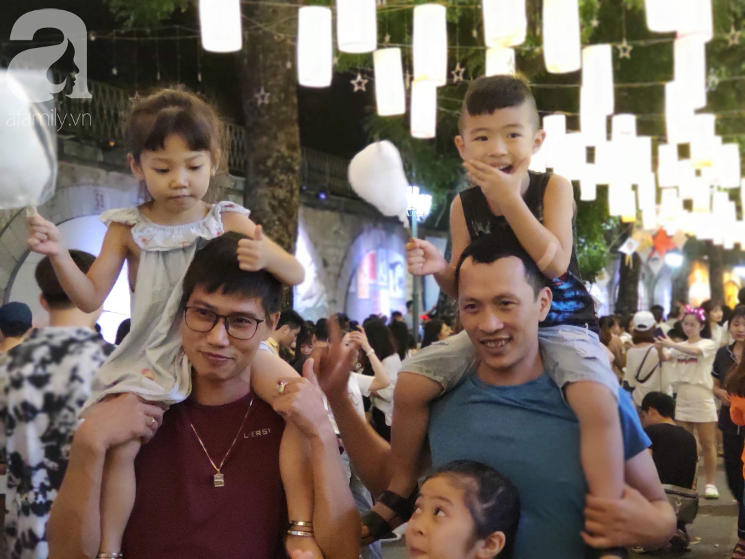Biển người chôn chân ở phố bích họa Phùng Hưng, trẻ nhỏ hào hứng cùng bố mẹ đón Tết Trung thu - 4 Biển người chôn chân ở phố bích họa Phùng Hưng, trẻ nhỏ hào hứng cùng bố mẹ đón Tết Trung thu - 4