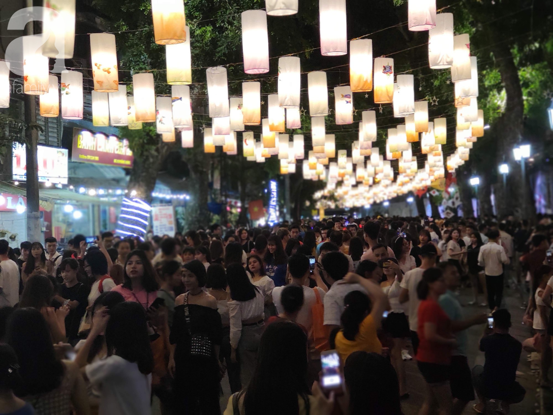 Biển người chôn chân ở phố bích họa Phùng Hưng, trẻ nhỏ hào hứng cùng bố mẹ đón Tết Trung thu - 5 Biển người chôn chân ở phố bích họa Phùng Hưng, trẻ nhỏ hào hứng cùng bố mẹ đón Tết Trung thu - 5
