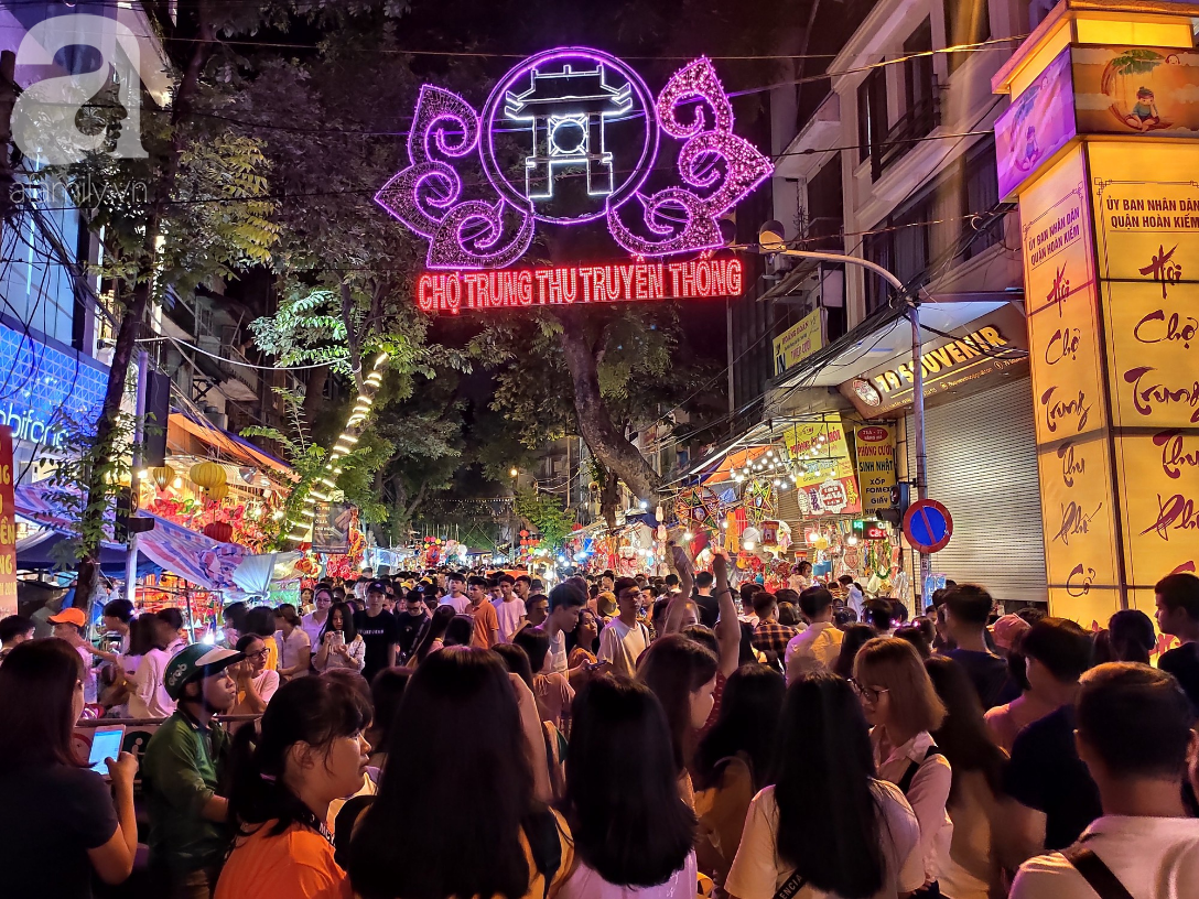 Biển người chôn chân ở phố bích họa Phùng Hưng, trẻ nhỏ hào hứng cùng bố mẹ đón Tết Trung thu - 9 Biển người chôn chân ở phố bích họa Phùng Hưng, trẻ nhỏ hào hứng cùng bố mẹ đón Tết Trung thu - 9