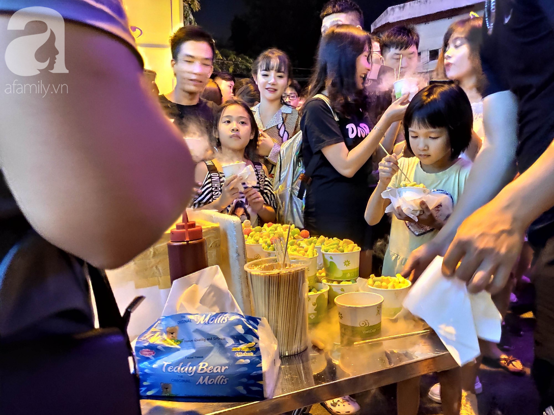 Biển người chôn chân ở phố bích họa Phùng Hưng, trẻ nhỏ hào hứng cùng bố mẹ đón Tết Trung thu - 10 Biển người chôn chân ở phố bích họa Phùng Hưng, trẻ nhỏ hào hứng cùng bố mẹ đón Tết Trung thu - 10