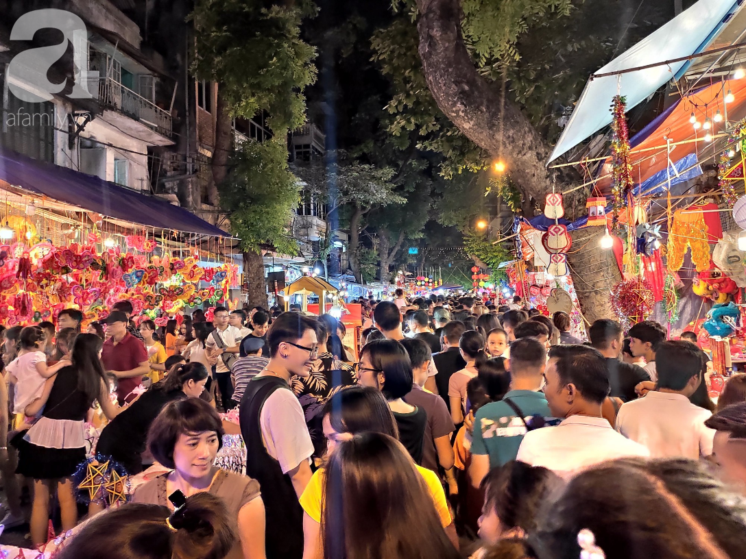 Biển người chôn chân ở phố bích họa Phùng Hưng, trẻ nhỏ hào hứng cùng bố mẹ đón Tết Trung thu - 11 Biển người chôn chân ở phố bích họa Phùng Hưng, trẻ nhỏ hào hứng cùng bố mẹ đón Tết Trung thu - 11
