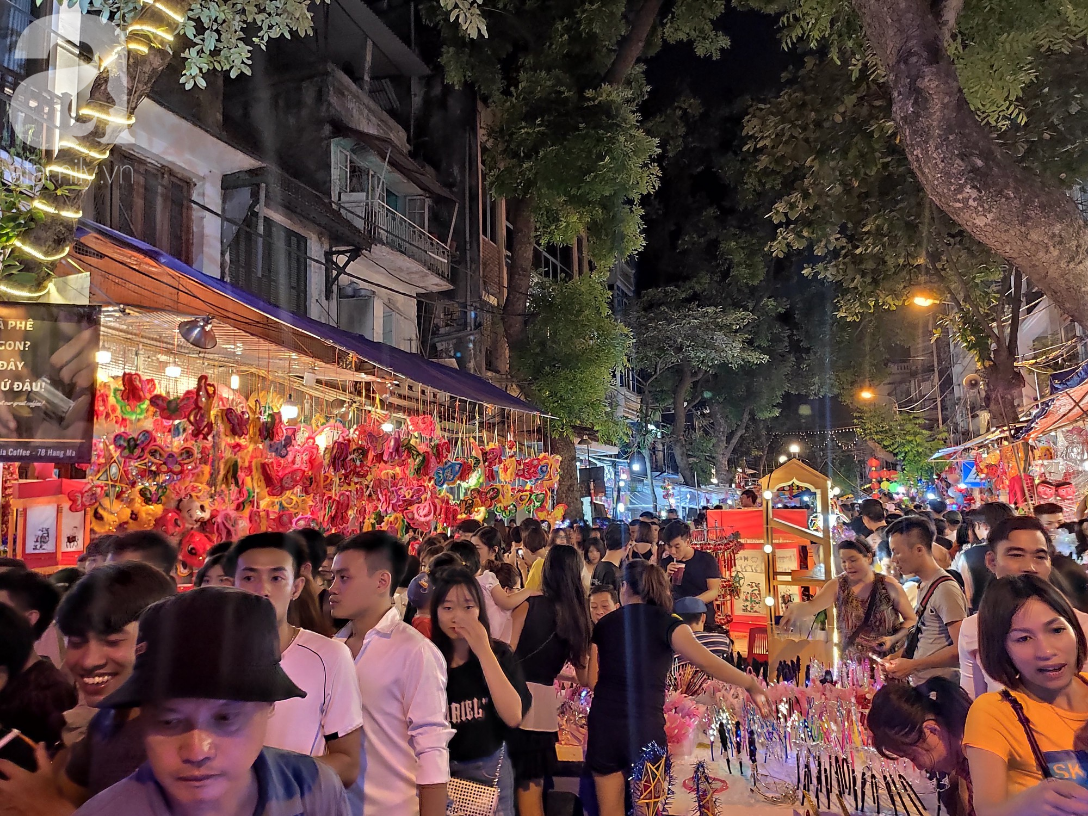 Biển người chôn chân ở phố bích họa Phùng Hưng, trẻ nhỏ hào hứng cùng bố mẹ đón Tết Trung thu - 12 Biển người chôn chân ở phố bích họa Phùng Hưng, trẻ nhỏ hào hứng cùng bố mẹ đón Tết Trung thu - 12