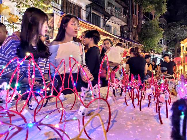 Biển người chôn chân ở phố bích họa Phùng Hưng, trẻ nhỏ hào hứng cùng bố mẹ đón Tết Trung thu - 18 Biển người chôn chân ở phố bích họa Phùng Hưng, trẻ nhỏ hào hứng cùng bố mẹ đón Tết Trung thu - 18