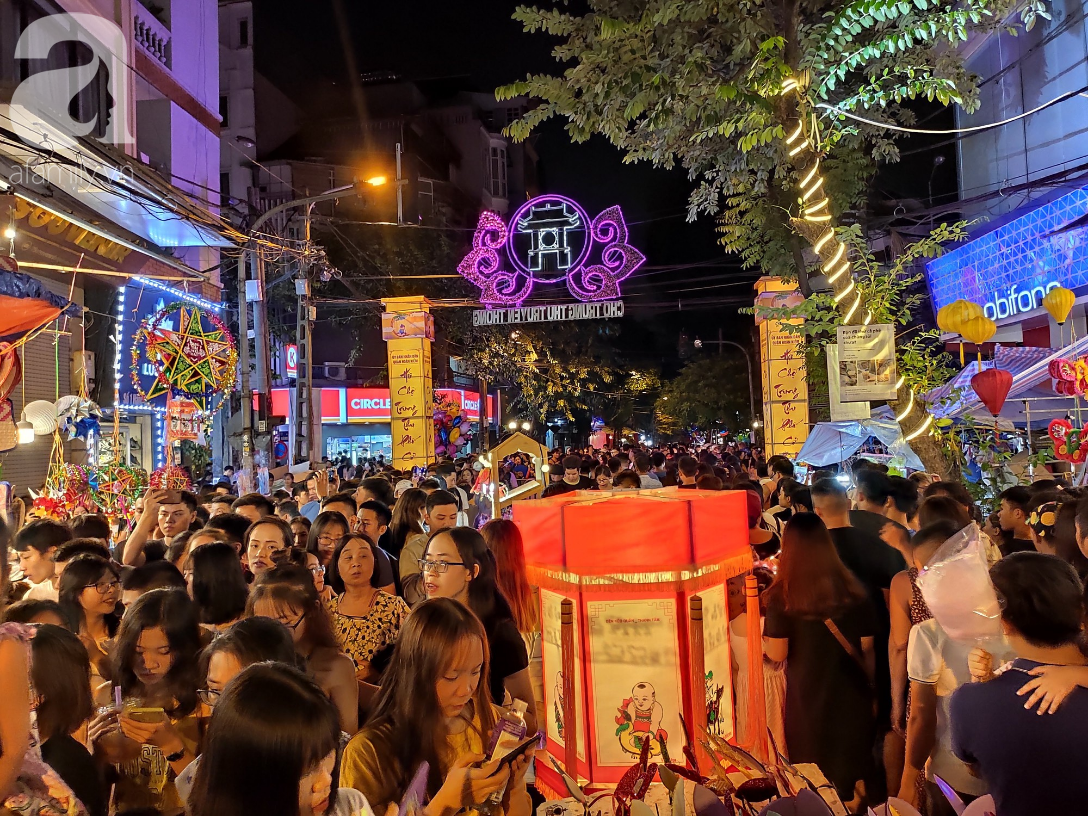 Biển người chôn chân ở phố bích họa Phùng Hưng, trẻ nhỏ hào hứng cùng bố mẹ đón Tết Trung thu - 13 Biển người chôn chân ở phố bích họa Phùng Hưng, trẻ nhỏ hào hứng cùng bố mẹ đón Tết Trung thu - 13