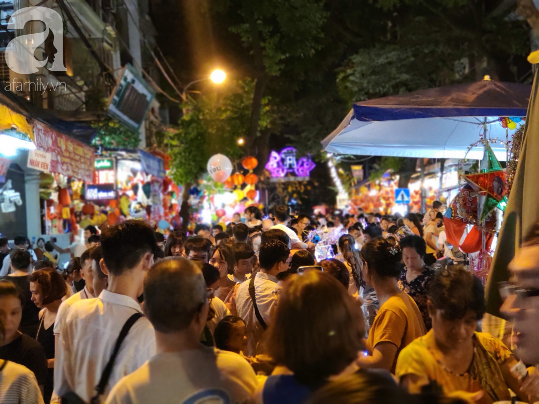 Biển người chôn chân ở phố bích họa Phùng Hưng, trẻ nhỏ hào hứng cùng bố mẹ đón Tết Trung thu - 14 Biển người chôn chân ở phố bích họa Phùng Hưng, trẻ nhỏ hào hứng cùng bố mẹ đón Tết Trung thu - 14