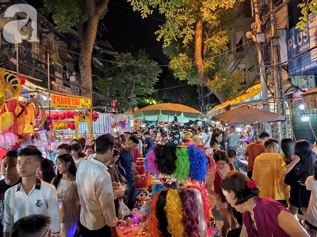 Biển người chôn chân ở phố bích họa Phùng Hưng, trẻ nhỏ hào hứng cùng bố mẹ đón Tết Trung thu - 16 Biển người chôn chân ở phố bích họa Phùng Hưng, trẻ nhỏ hào hứng cùng bố mẹ đón Tết Trung thu - 16