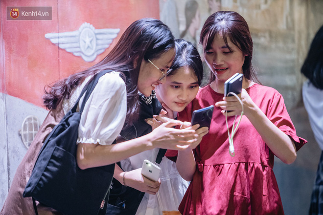 Phố bích họa Phùng Hưng đông kinh hoàng đêm trước Trung thu: Lúc đi hết mình lúc về hết hồn! - 11 Phố bích họa Phùng Hưng đông kinh hoàng đêm trước Trung thu: Lúc đi hết mình lúc về hết hồn! - 11