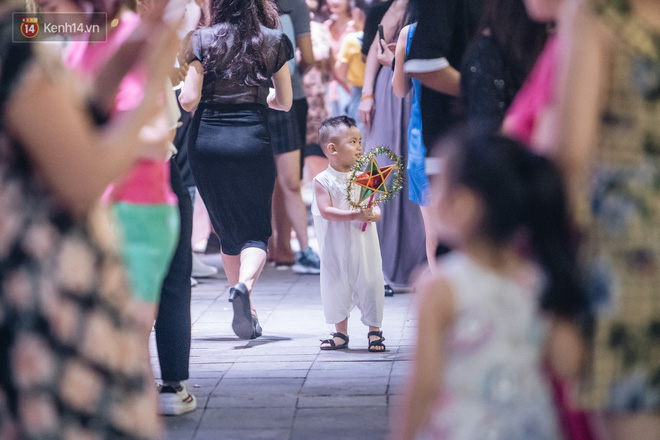 Phố bích họa Phùng Hưng đông kinh hoàng đêm trước Trung thu: Lúc đi hết mình lúc về hết hồn! - 17 Phố bích họa Phùng Hưng đông kinh hoàng đêm trước Trung thu: Lúc đi hết mình lúc về hết hồn! - 17