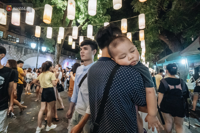 Phố bích họa Phùng Hưng đông kinh hoàng đêm trước Trung thu: Lúc đi hết mình lúc về hết hồn! - 16 Phố bích họa Phùng Hưng đông kinh hoàng đêm trước Trung thu: Lúc đi hết mình lúc về hết hồn! - 16