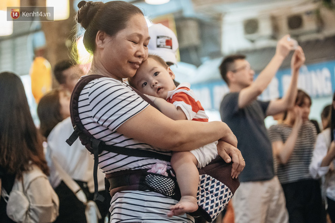 Phố bích họa Phùng Hưng đông kinh hoàng đêm trước Trung thu: Lúc đi hết mình lúc về hết hồn! - 15 Phố bích họa Phùng Hưng đông kinh hoàng đêm trước Trung thu: Lúc đi hết mình lúc về hết hồn! - 15