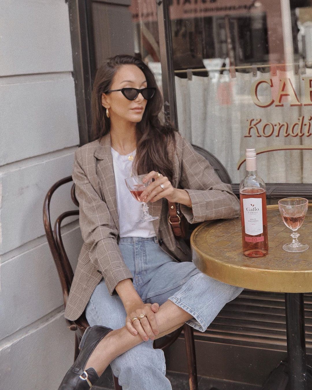 Trẻ hóa chiếc blazer quen thuộc bằng 5 cách mix đồ siêu dễ, nàng công sở học ngay để đầu tuần diện đi làm - 5 Trẻ hóa chiếc blazer quen thuộc bằng 5 cách mix đồ siêu dễ, nàng công sở học ngay để đầu tuần diện đi làm - 5