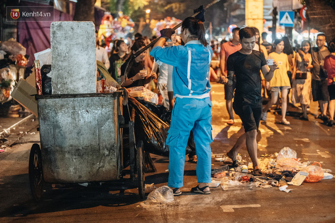 Trung thu đi qua để lại bãi rác 'siêu to khổng lồ' ở khu chợ truyền thống Hà Nội - 10 Trung thu đi qua để lại bãi rác 'siêu to khổng lồ' ở khu chợ truyền thống Hà Nội - 10