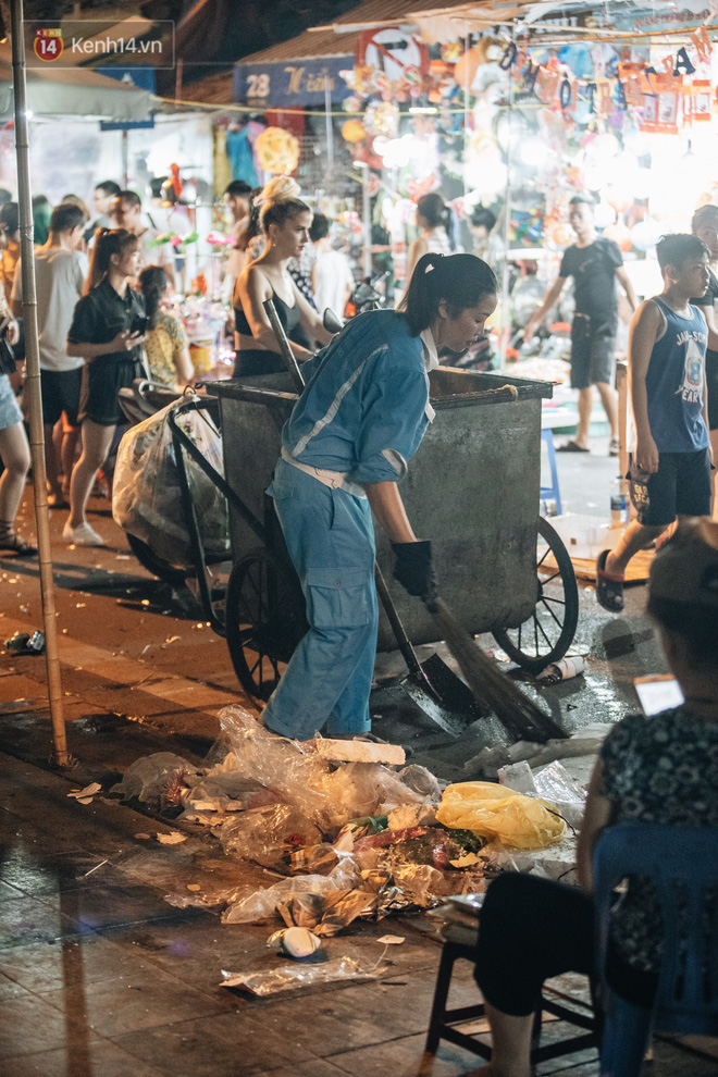 Trung thu đi qua để lại bãi rác 'siêu to khổng lồ' ở khu chợ truyền thống Hà Nội - 9 Trung thu đi qua để lại bãi rác 'siêu to khổng lồ' ở khu chợ truyền thống Hà Nội - 9