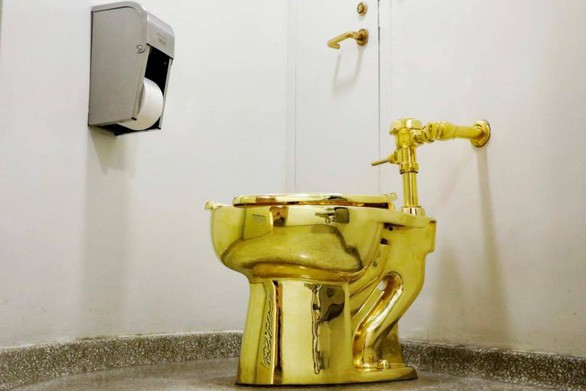 Bồn cầu vàng 18-karat trị giá 140 tỷ trong cung điện Anh bất ngờ bị trộm lấy mất Bồn cầu vàng 18-karat trị giá 140 tỷ trong cung điện Anh bất ngờ bị trộm lấy mất