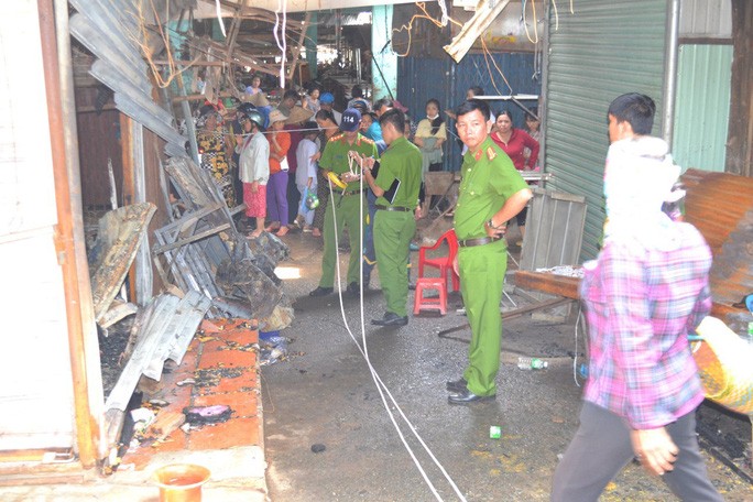 Nghi đốt vàng mã cúng cô hồn gây cháy cả chợ thị xã - 5 Nghi đốt vàng mã cúng cô hồn gây cháy cả chợ thị xã - 5