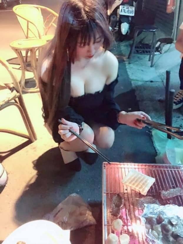 Cô nàng bán thịt nướng nóng bỏng 'đốt mắt' dân tình Cô nàng bán thịt nướng nóng bỏng 'đốt mắt' dân tình