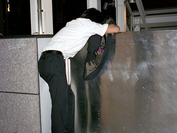 Chùm ảnh về các doanh nhân ngủ trên đường phố mô tả chân thực về văn hóa làm việc khắc nghiệt nhất thế giới của Nhật Bản - 15 Chùm ảnh về các doanh nhân ngủ trên đường phố mô tả chân thực về văn hóa làm việc khắc nghiệt nhất thế giới của Nhật Bản - 15