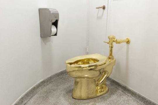 Bồn cầu vàng 18-karat trị giá 140 tỷ trong cung điện Anh bất ngờ bị trộm lấy mất - 1 Bồn cầu vàng 18-karat trị giá 140 tỷ trong cung điện Anh bất ngờ bị trộm lấy mất - 1