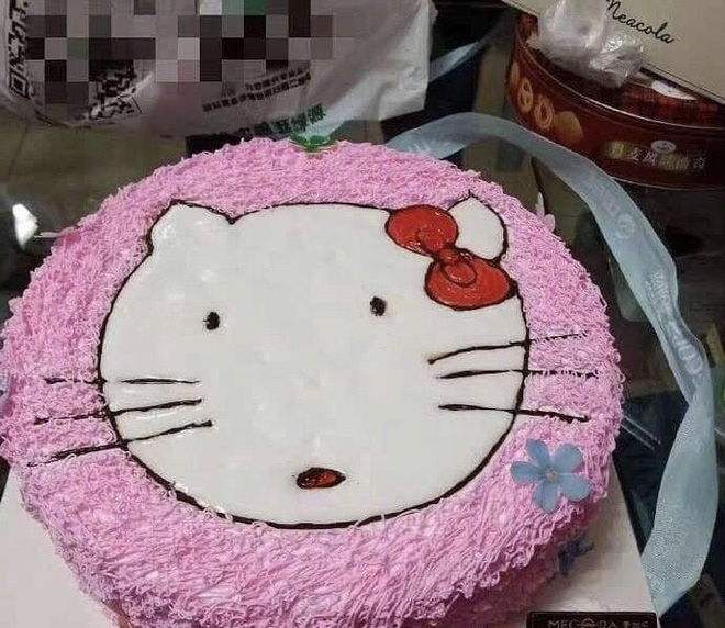 Đặt hình Hello Kitty, cô gái lại nhận về chiếc bánh mặt mèo bị 'tẩy trang', xấu tới mức không muốn thổi nến - 2 Đặt hình Hello Kitty, cô gái lại nhận về chiếc bánh mặt mèo bị 'tẩy trang', xấu tới mức không muốn thổi nến - 2