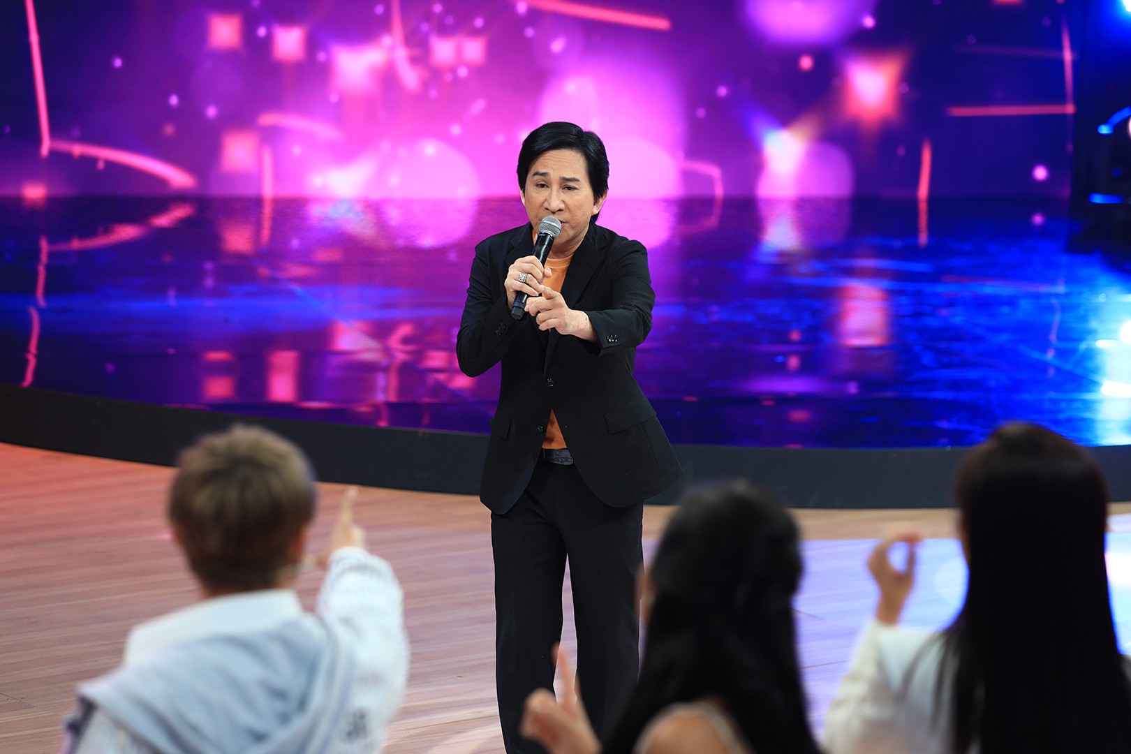 Ký ức vui vẻ: Lại Văn Sâm vỡ òa khi 'hoàng tử mưa bụi' Đình Văn - Chế Thanh - Kim Tử Long tái hợp sau hơn 20 năm - 2 Ký ức vui vẻ: Lại Văn Sâm vỡ òa khi 'hoàng tử mưa bụi' Đình Văn - Chế Thanh - Kim Tử Long tái hợp sau hơn 20 năm - 2