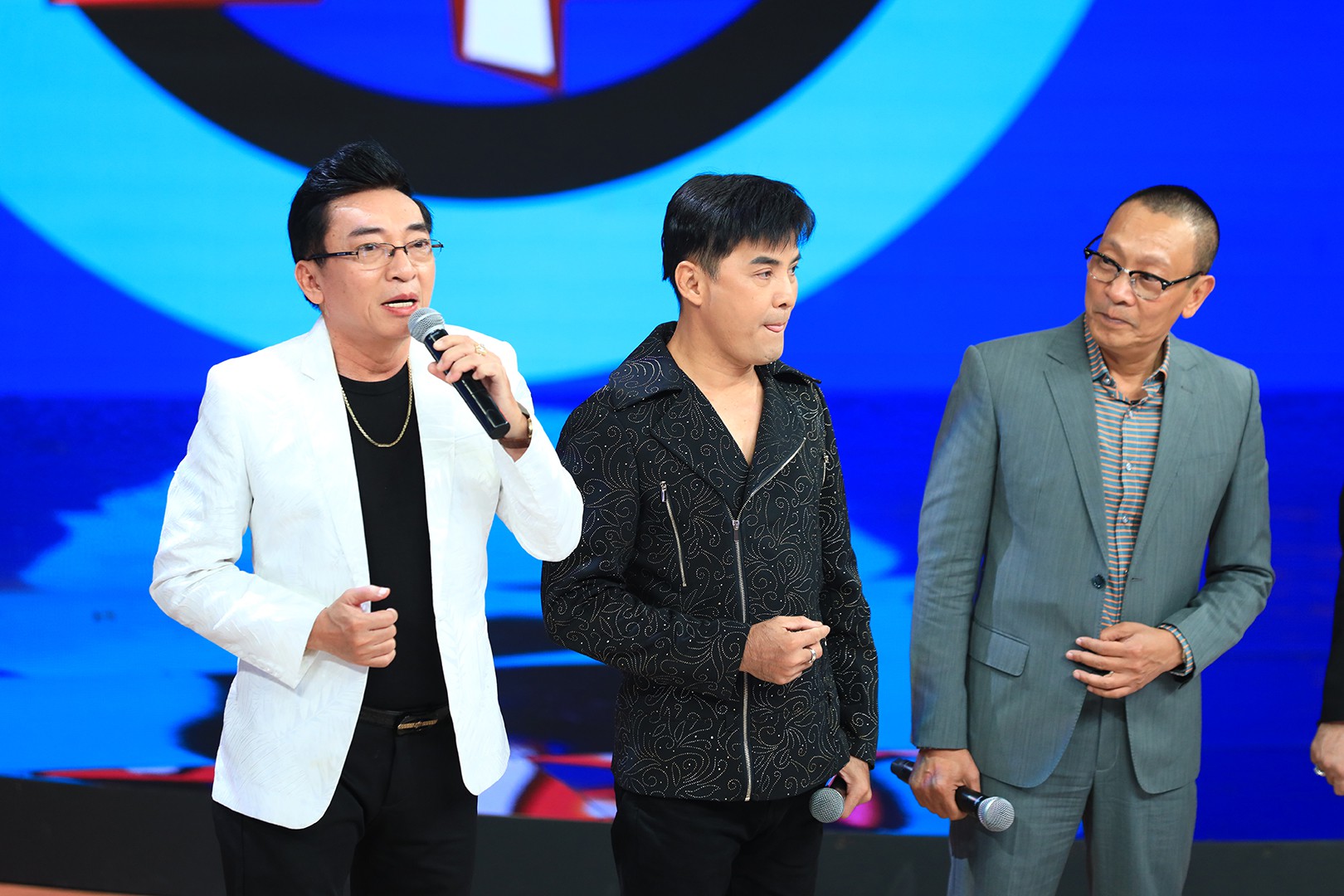 Ký ức vui vẻ: Lại Văn Sâm vỡ òa khi 'hoàng tử mưa bụi' Đình Văn - Chế Thanh - Kim Tử Long tái hợp sau hơn 20 năm - 4 Ký ức vui vẻ: Lại Văn Sâm vỡ òa khi 'hoàng tử mưa bụi' Đình Văn - Chế Thanh - Kim Tử Long tái hợp sau hơn 20 năm - 4