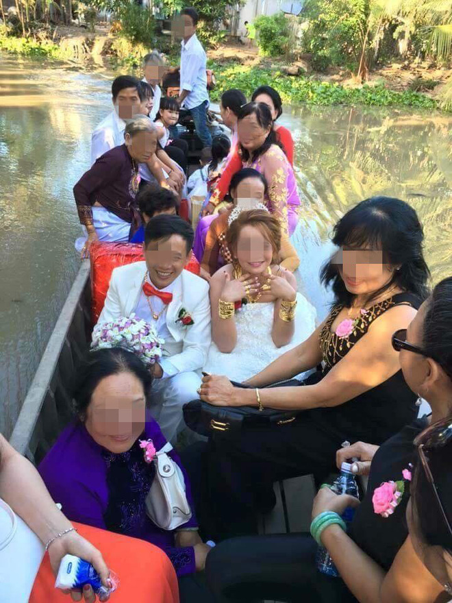 Cô dâu đeo vàng nặng trĩu ngày cưới khiến dân mạng trầm trồ, hoa mắt vì đếm hộ Cô dâu đeo vàng nặng trĩu ngày cưới khiến dân mạng trầm trồ, hoa mắt vì đếm hộ