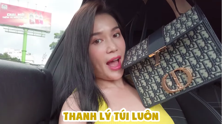 Chiếc túi Dior mà Sĩ Thanh gọi là 'tai tiếng' lại được lòng hội sao Việt chuộng hàng hiệu - 1 Chiếc túi Dior mà Sĩ Thanh gọi là 'tai tiếng' lại được lòng hội sao Việt chuộng hàng hiệu - 1