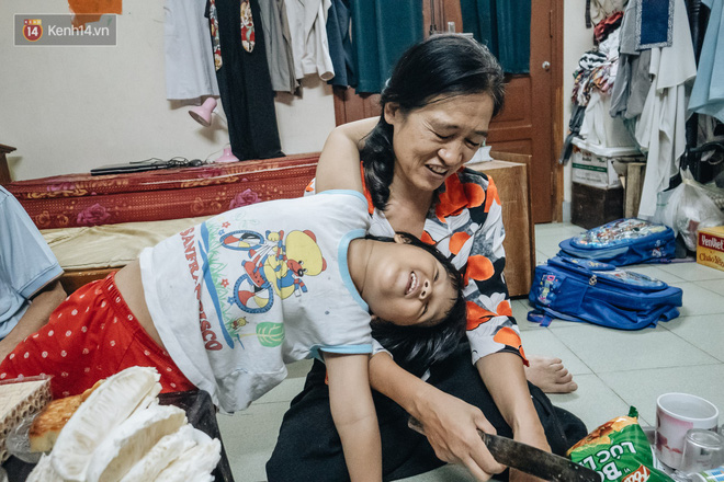 Chuyện nữ bác sĩ 53 tuổi sinh đôi 2 bé gái ở Hà Nội: 'Tôi có được con là tốt lắm rồi, không có chúng đời tôi còn khổ hơn nữa' - 7 Chuyện nữ bác sĩ 53 tuổi sinh đôi 2 bé gái ở Hà Nội: 'Tôi có được con là tốt lắm rồi, không có chúng đời tôi còn khổ hơn nữa' - 7