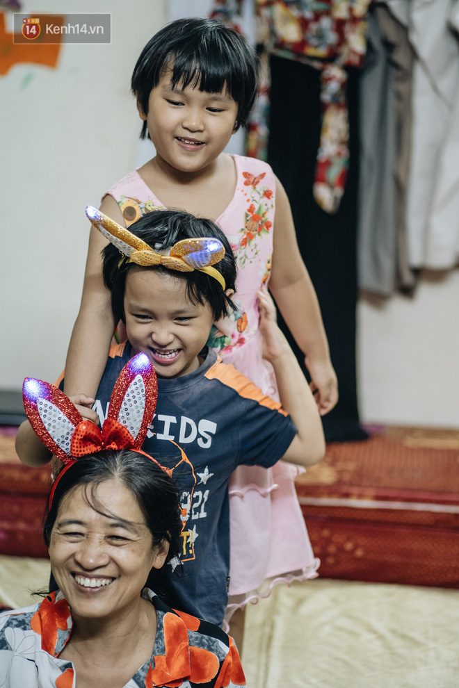 Chuyện nữ bác sĩ 53 tuổi sinh đôi 2 bé gái ở Hà Nội: 'Tôi có được con là tốt lắm rồi, không có chúng đời tôi còn khổ hơn nữa' - 2 Chuyện nữ bác sĩ 53 tuổi sinh đôi 2 bé gái ở Hà Nội: 'Tôi có được con là tốt lắm rồi, không có chúng đời tôi còn khổ hơn nữa' - 2