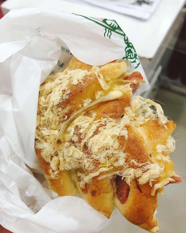 Mua bánh mì ăn lót dạ, cô gái tá hỏa vấp phải miếng... xương nhọn đến nỗi 'tí rụng răng' - 1 Mua bánh mì ăn lót dạ, cô gái tá hỏa vấp phải miếng... xương nhọn đến nỗi 'tí rụng răng' - 1